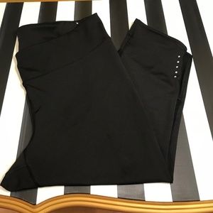 Old Navy Black Mid-Rise Compression Running Capri